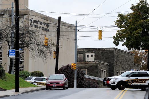 Atentado deixa mortos em sinagoga de Pittsburgh nos EUA Police respond to an active shooter situation at the Tree of Life synagogue on Wildins Avenue in the Squirrel Hill neighborhood of Pittsburgh, Pa. on Oct. 27, 2018.