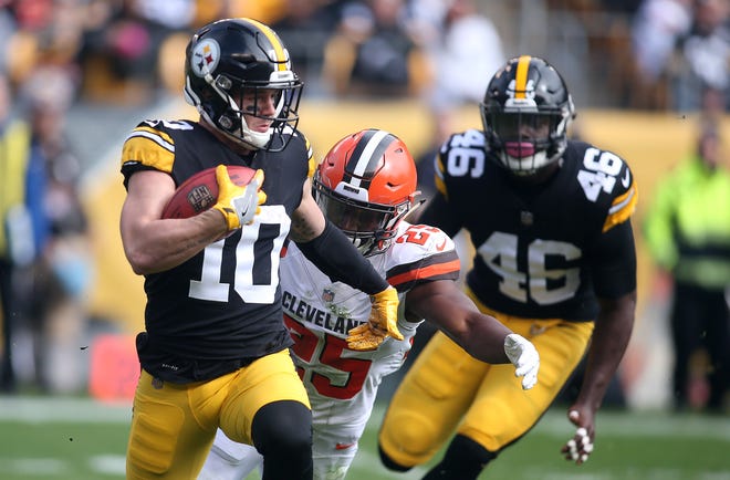 Pittsburgh Steelers wide receiver Ryan Switzer (10) returns a kick-off against Cleveland Browns running back Dontrell Hilliard (25)  during the first quarter at Heinz Field.