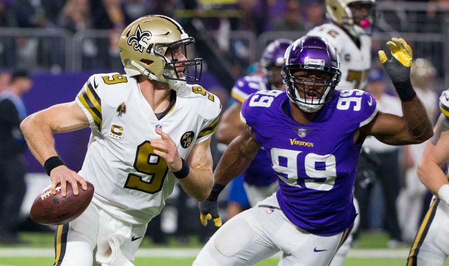 Drew Brees looks to pass against Vikings.