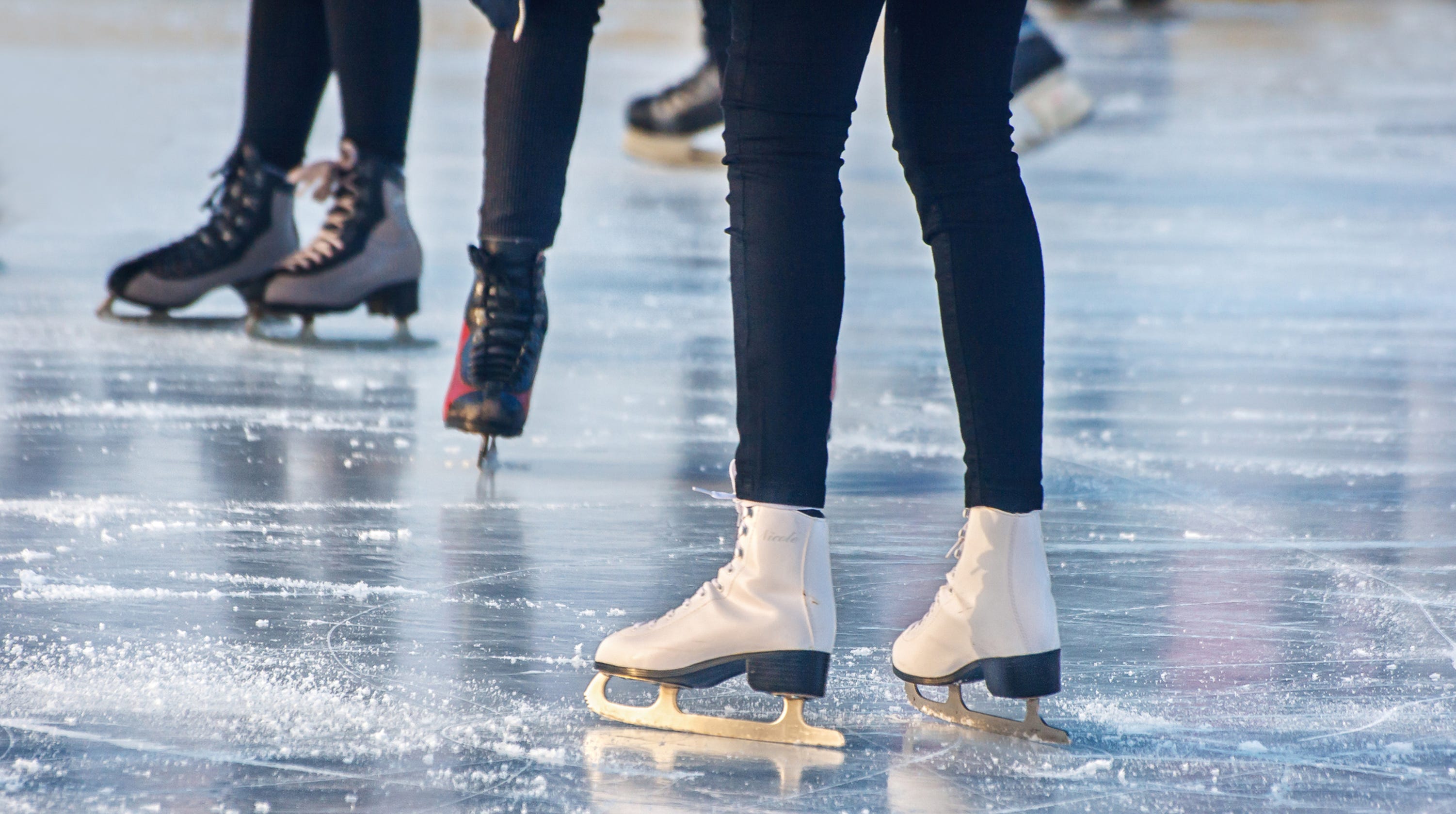 https://discoverthedinosaurs.com/how-are-ice-skates-supposed-to-fit/