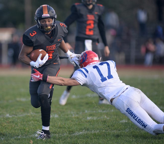 Woodrow Wilson's Naiem Simmons carries the ball during Saturday's South Jersey Group 3 first round game against Triton at Woodrow Wilson High School, Nov. 3, 2018.
