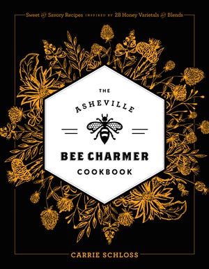 El libro de cocina Asheville Bee Charmer está disponible en Asheville Bee Charmer Store, que también ofrece una serie de productos minoristas relacionados con la miel y los polinizadores, para un paquete de vacaciones con el tema de las abejas.