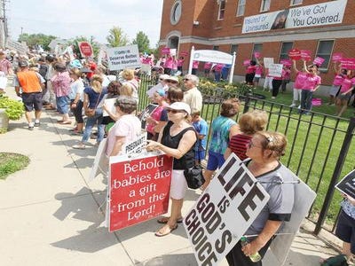 Protesters and counter-protesters outside the Planned Parenthood clinic in Mount Auburn in 2016.