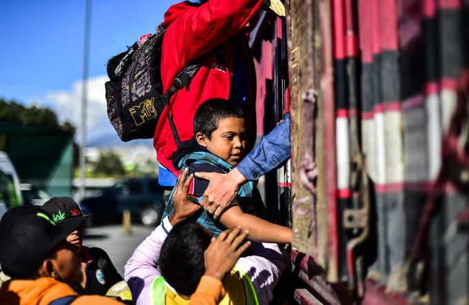 En vez de estar estudiando, o jugando con sus amiguitos de la cuadra, este pequeño niño hondureño intenta subirse a un camión que lo acerque a él y su familia a Estados Unidos. Estos son los rostros de los migrantes centroamericanos que huyen de la pobreza y violencia que se vive en sus países; y que por medio de una caravana caminan cientos de kilómetros cruzando ciudades, ríos, carreteras, bosques y fronteras, con el firme propósito de hacer realidad su sueño de llegar a los Estados Unidos.