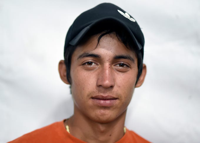 Yeyson Leonor, hondureño, 19 años.
Estos son los rostros de los migrantes centroamericanos que huyen de la pobreza y violencia que se vive en sus países; y que por medio de una caravana caminan cientos de kilómetros cruzando ciudades, ríos, carreteras, bosques y fronteras, con el firme propósito de hacer realidad su sueño de llegar a los Estados Unidos.