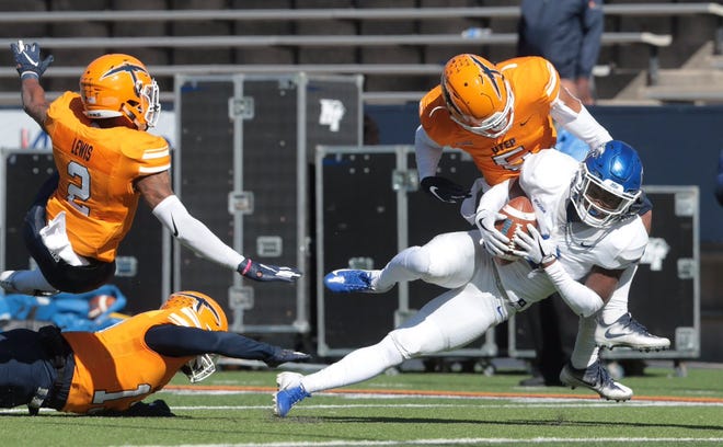 MTSU wide receiver Ty Lee comes down with a reception during the Blue Raiders' 48-32 win over UTEP on Nov. 10, 2018.
