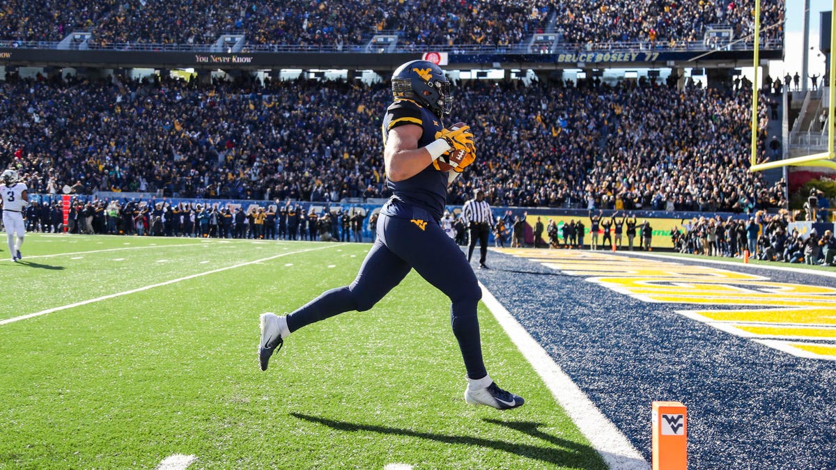 West Virginia Mountaineers tight end Trevon Wesco (88) catches a pass for a touchdown during the second quarter against the TCU Horned Frogs at Mountaineer Field.