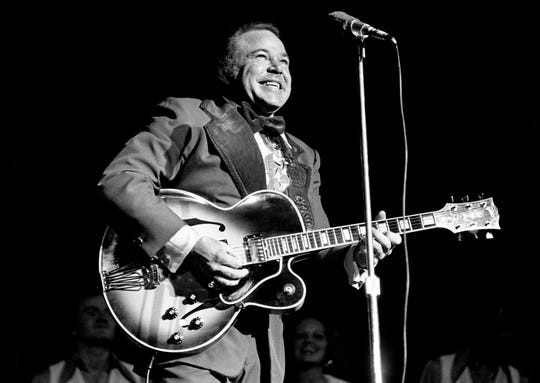 Roy Clark performs on June 24, 1975.