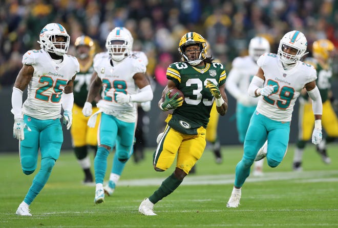 Green Bay Packers running back Aaron Jones (33) runs past the defense against the Miami Dolphins at Lambeau Field Sunday, November 11, 2018 in Green Bay, Wis. Jim Matthews/USA TODAY NETWORK-Wis
