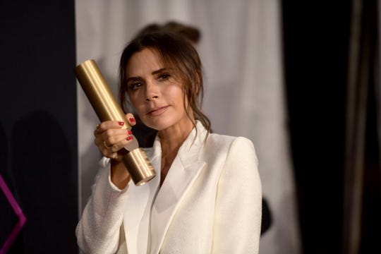 SANTA MONICA, CA - NOVEMBER 11: Victoria Beckham, the 2018 fashion icon prize winner, was set up in a newspaper room in the People's Choice 2018 election at Barker Hangar on November 11, 2018, in Santa Monica, California. (Photo by Matt Vinkelmeier / Getti Images) ORG KSMIT: 775237966 ORIG FILE ID: 1060537562