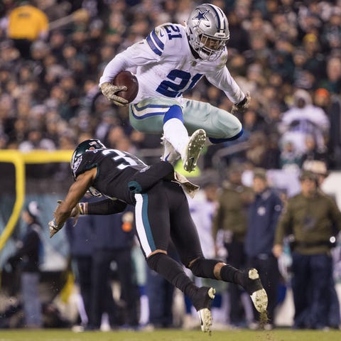 Dallas Cowboys running back Ezekiel Elliott (21)...