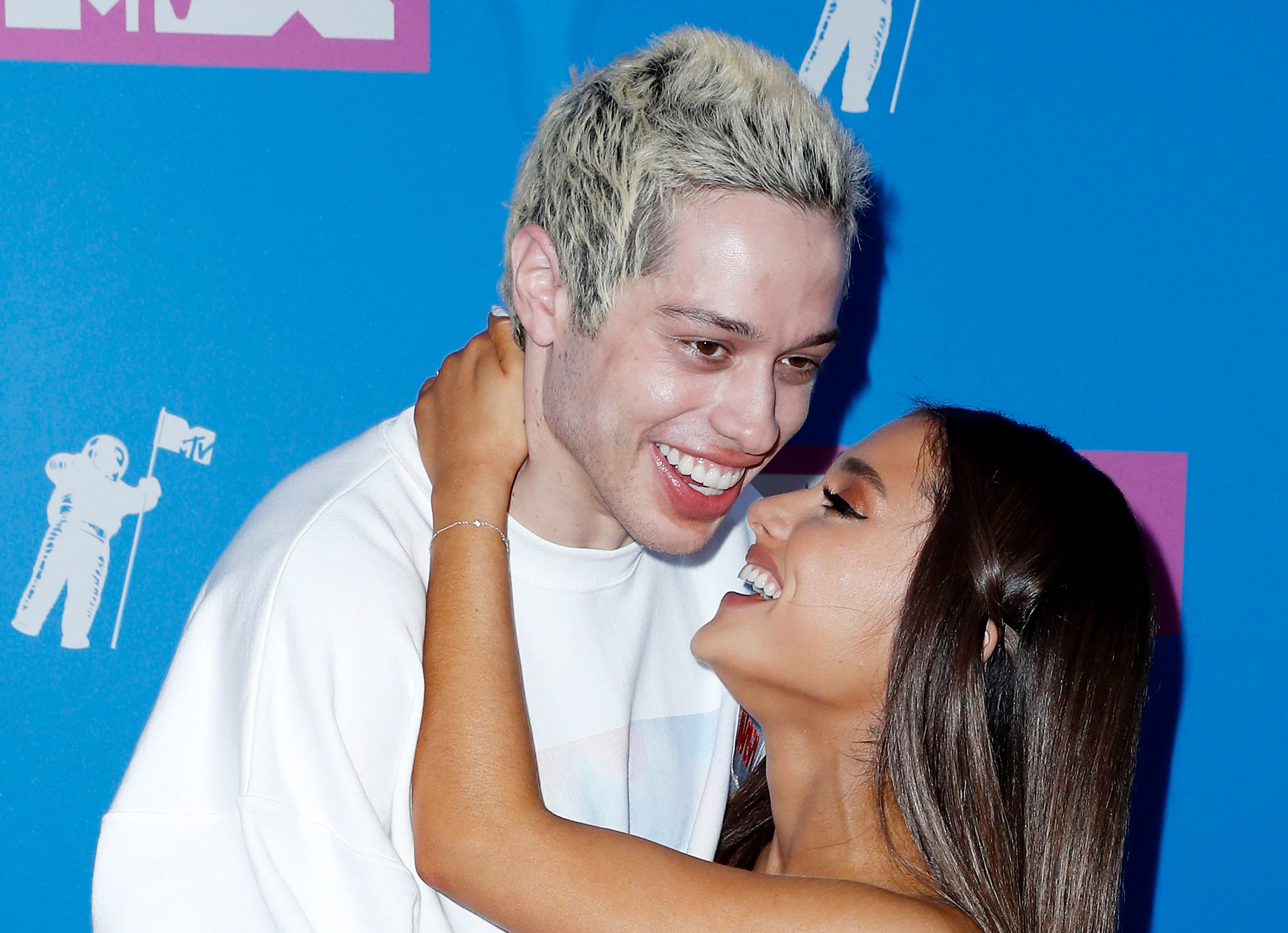 Pete Davidson S Wild Year Ariana Grande Breakup Snl Flub And More