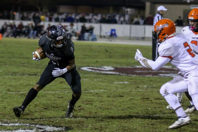 Navarre's Dante Wright (5) runs up the field against Escambia in the Region 1-6A Semifinal game at Navarre High School on Friday, November 16, 2018.