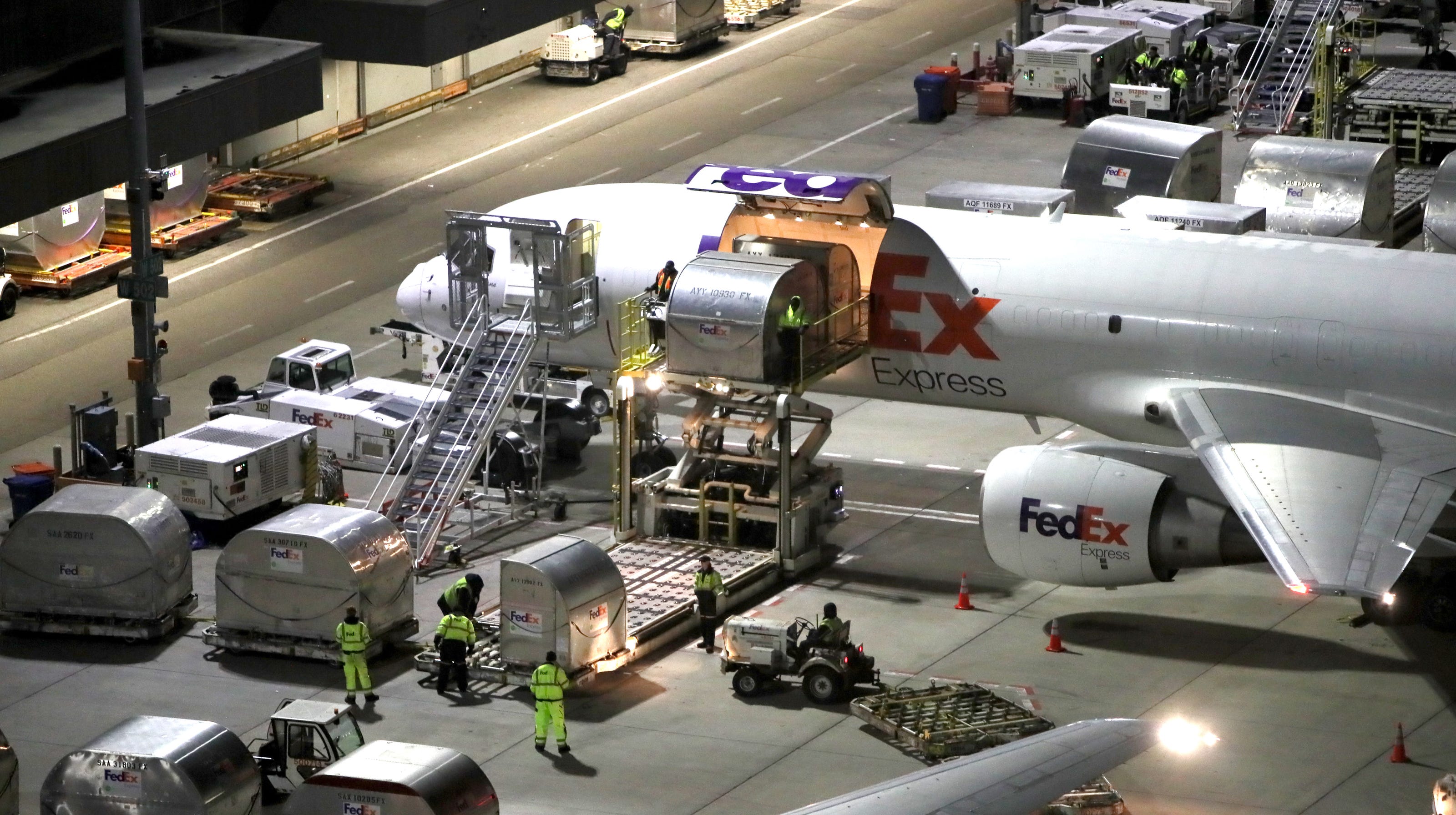 FedEx employee dies at Memphis airport hub