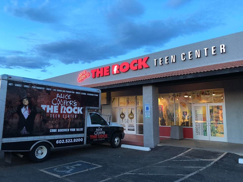 Joe Perry Alice Cooper Christmas Pudding 2022 Joe Perry Under Doctor's Orders To Sit Out Alice Cooper's Christmas Pudding