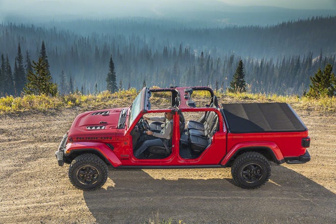 Jeep Gladiator mid-size pickup enters battle