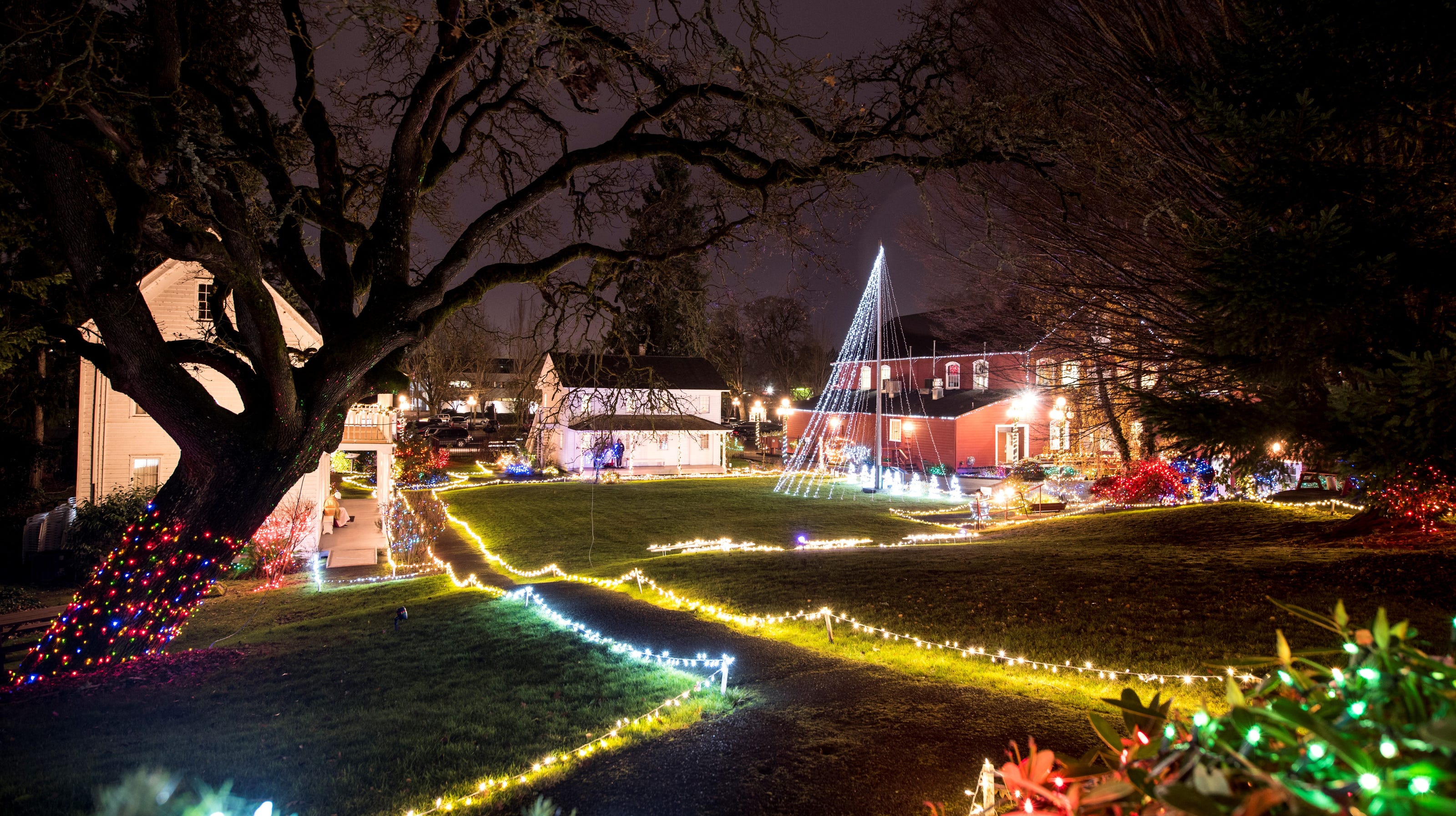 Holiday light events in Salem, Oregon throughout December 2019