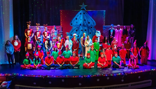 The Polar Express cast sings "Believe" at the conclusion of the play.