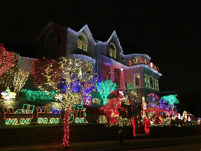 Outdoor Christmas Lights Hanging