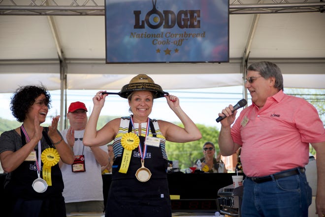 Pamela  Gelsomini  wins  the  2018  Lodge  Cast  Iron  National  Cornbread  Cook-Off.  Also  in  the  photo  (L  to  R)  Lodge  CEO  Henry  Lodge  and  second  place  in  the  cook-off,  Lidia  Haddadian.