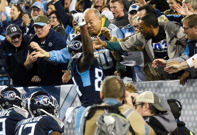 Titans wide receiver Corey Davis (84) celebrates his touchdown with fans in the fourth quarter Sunday.