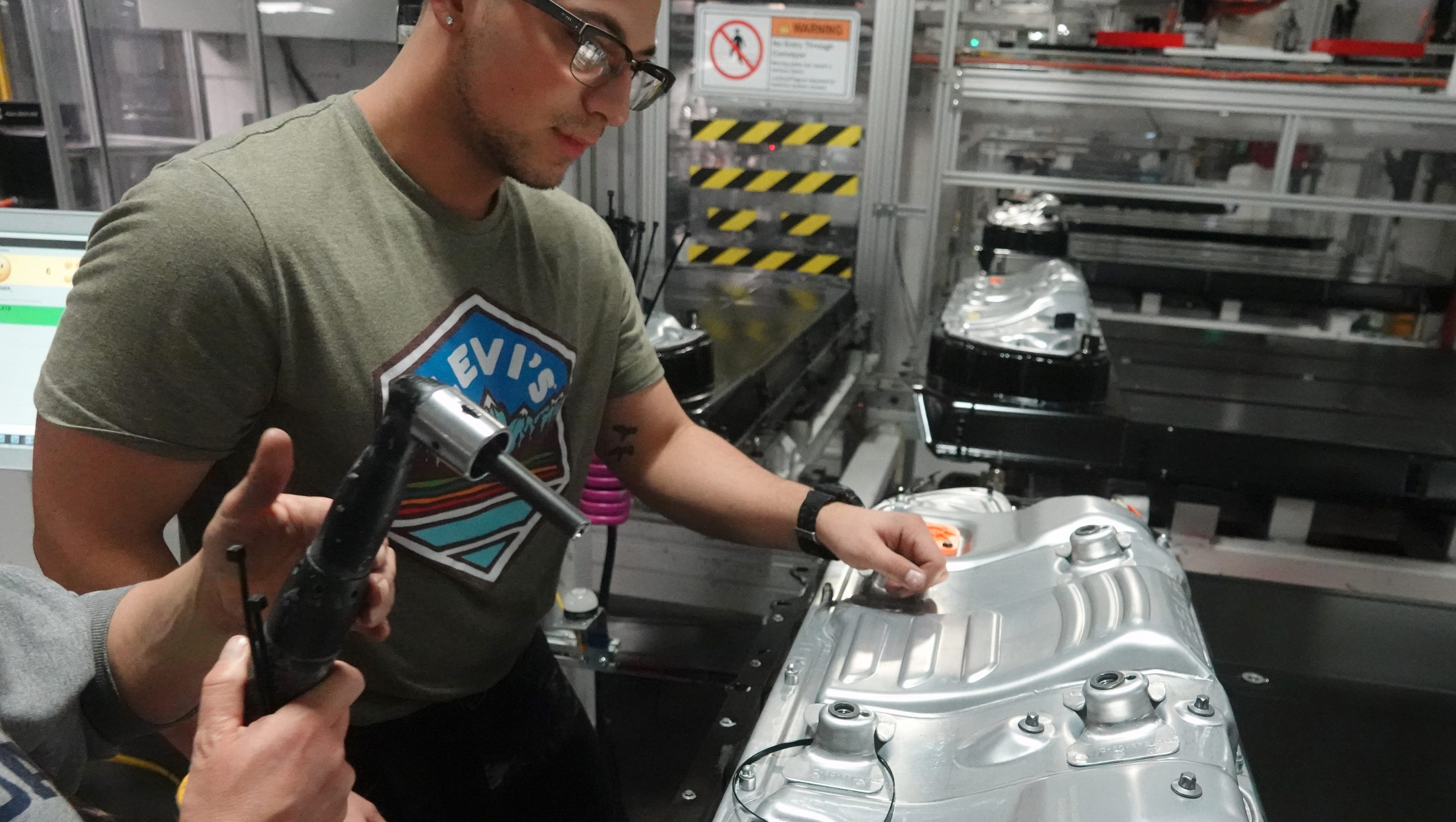 We Got A Tour In Tesla S Gigafactory It S Big Loud And Secretive
