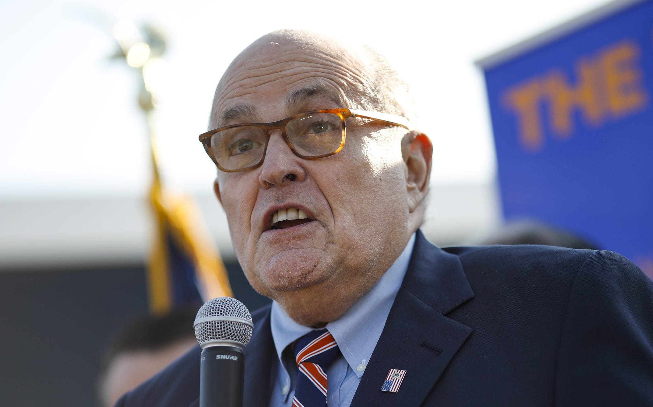 Download Rudy Giuliani Shoes Tweet Background