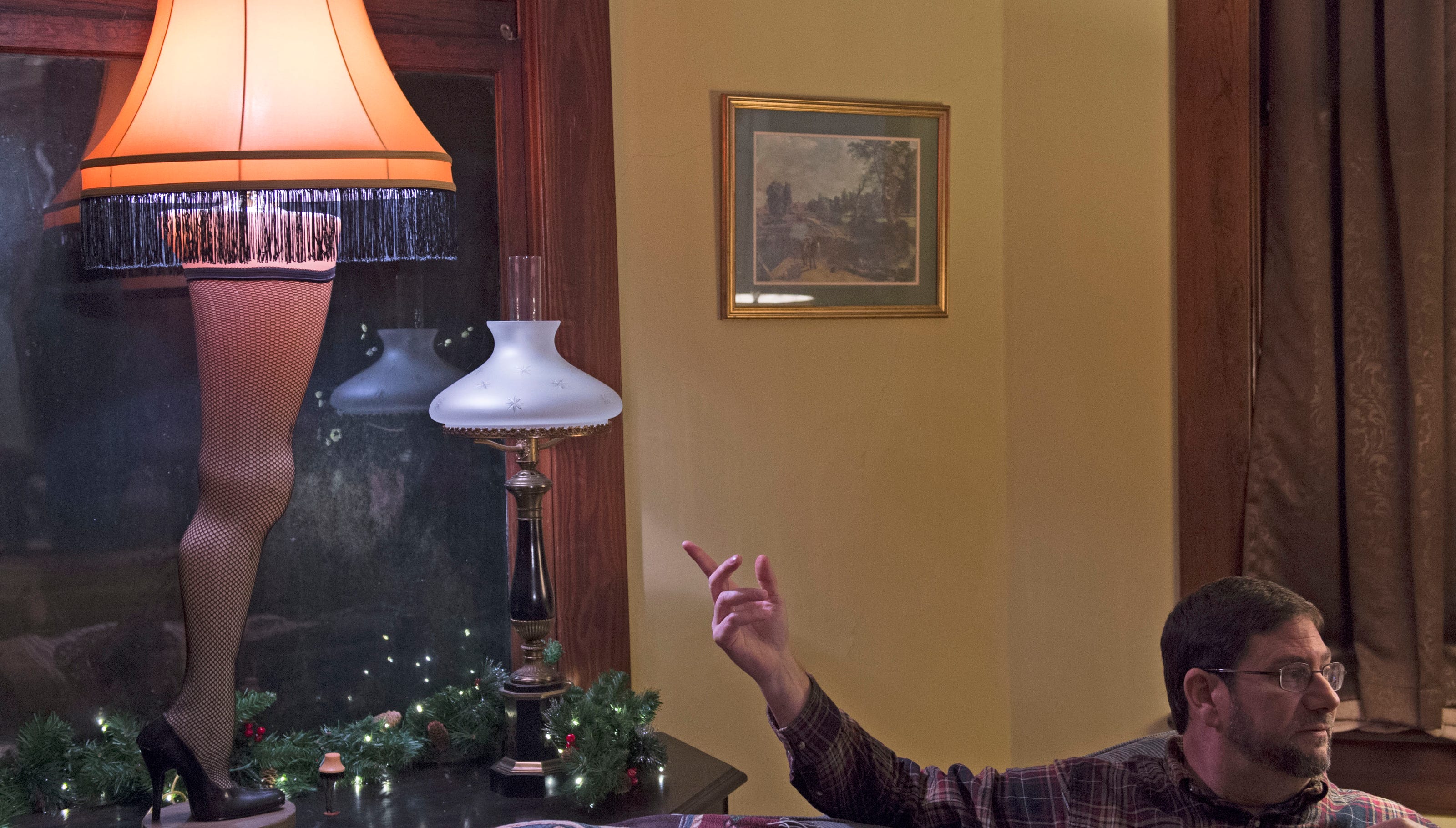 Leg lamp made famous in 'A Christmas Story' a holiday staple for MS family