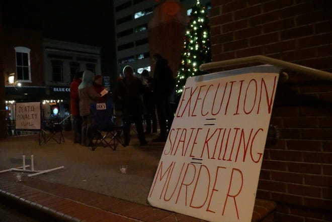 Seven people gathered in Market Square Thursday night for an anti-death penalty vigil pending the execution of David Earl Miller.