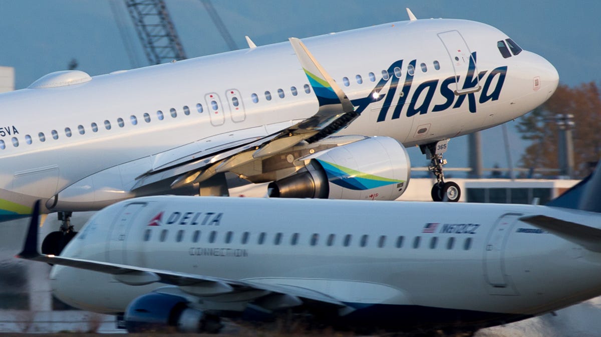 An Alaska Airlines Airbus A320 takes off from Seattle-Tacoma International Airport in November 2018.