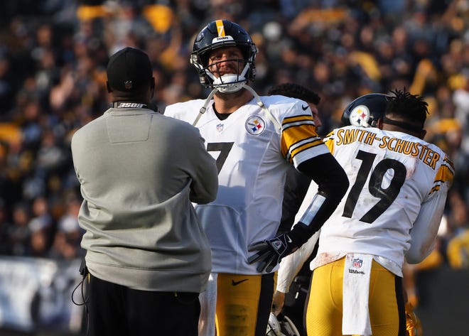 Pittsburgh Steelers head coach Mike Tomlin and quarterback Ben Roethlisberger (7) speak as a call is reviewed against the Oakland Raiders during the second quarter at Oakland Coliseum.