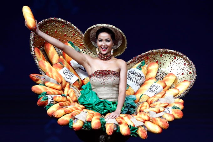 epa07221670 Miss Vietnam H'Hen Nie poses in her national costume during the Miss Universe 2018 national costume contest at Nongnooch International Convention and Exhibition Center in Pattaya, Chonburi province, Thailand, 10 December 2018. Women representing 94 nations participate in the 67th beauty pageant Miss Universe 2018 which will be held in Bangkok on 17 December 2018. EPA-EFE/RUNGROJ YONGRIT ORG XMIT: RY27
