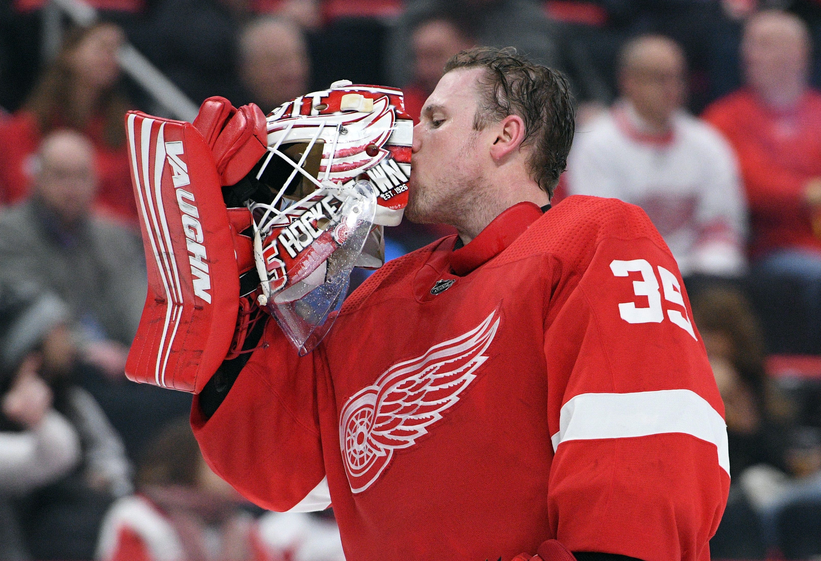 Detroit Red Wings use Jimmy Howard&apos;s 42 saves to top lowly Kings, 3-1
