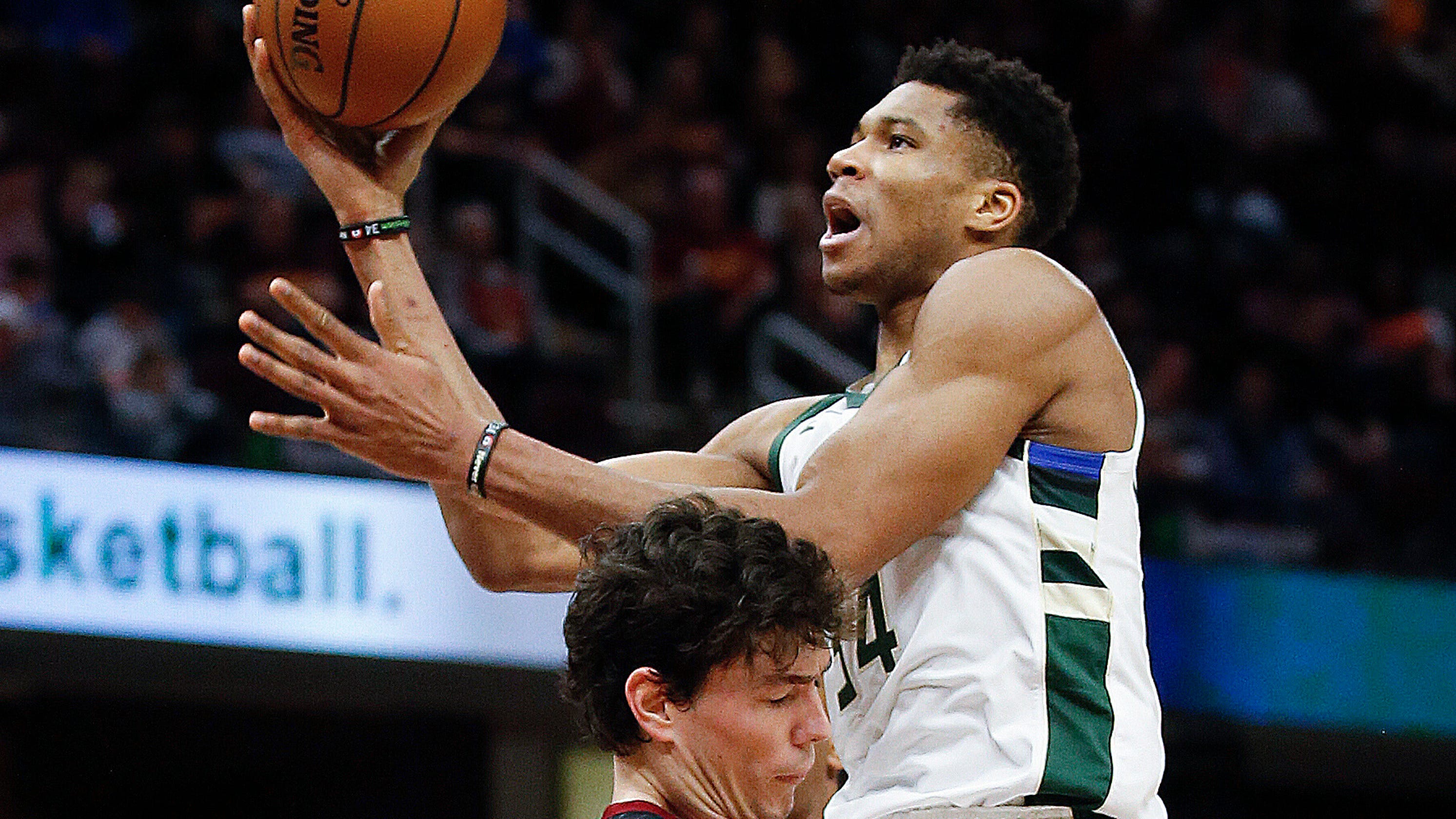 Giannis Antetokounmpo leads Bucks past Cavaliers with 44 points2986 x 1680