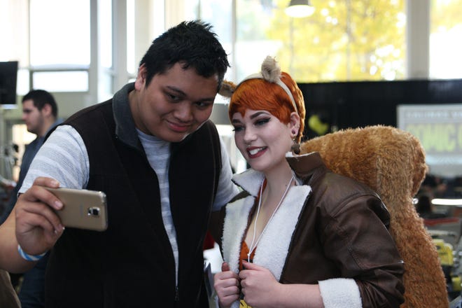 Una aficionada se toma una autofoto con la Chica Ardilla de Marvel, durante el Comic Con 2018 de Salinas.