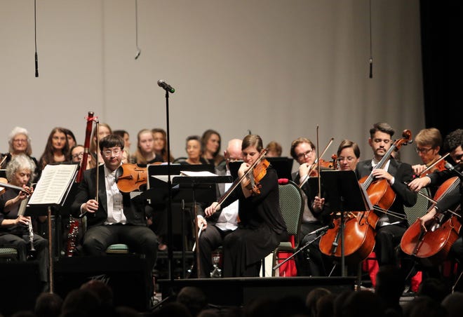 The Jackson Symphony presented the annual Holiday Pops Concert on Saturday, December 1, 2018 at the Carl Perkins Civic Center in downtown Jackson.  The Pops featured many of the sounds of the holiday season for the whole family.  The concert included guest soprano soloist, Stacey Stofferahan and members of the Jackson Choral Society.  The family friendly event featured selections from favorites such as the Polar Express, The Nutcracker, and A Charlie Brown Christmas as well as sing-a-long carols and a visit from old Saint Nick.
