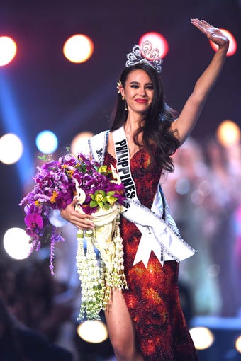 Catriona Grey de Filipinas saluda a la audiencia luego de ser coronada como la nueva Miss Universo 2018 el 17 de diciembre de 2018 en Bangkok.
