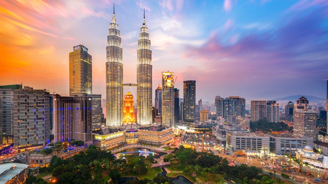 三月：马来西亚吉隆坡。 平均机票：794 美元。 平均酒店费用：30 美元。 平均温度：82 度。 吉隆坡是 2019 年最佳旅游目的地之一，这里不乏可看可做的事情。首先，您可以参观标志性的双子塔，在色彩缤纷的唐人街地区漫步和购物，探索历史悠久的黑风洞。
