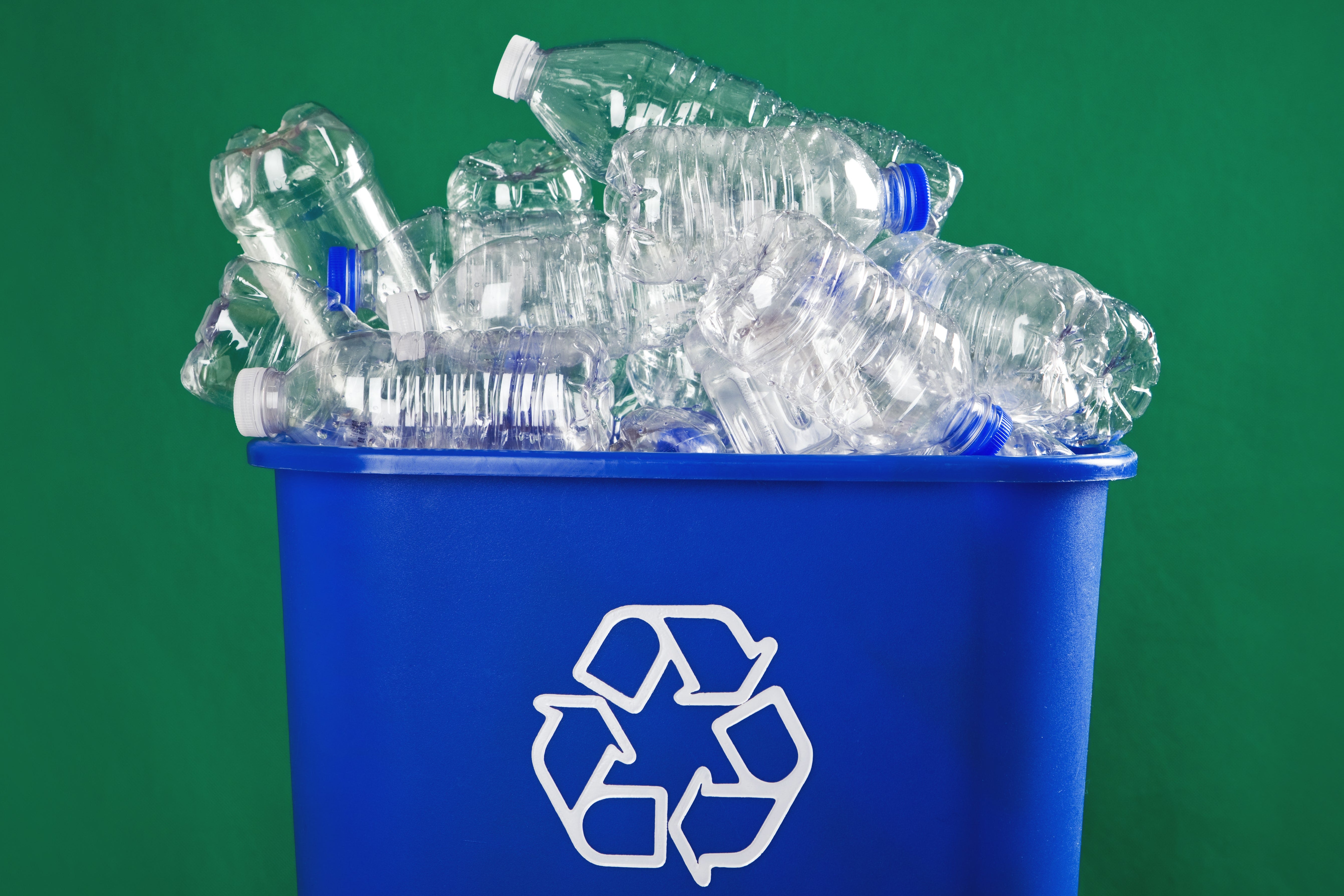 Переработанные бутылки. Пластик мусорный бак Plastic Bottle. Переработанные вещи. Пластиковые отходы.