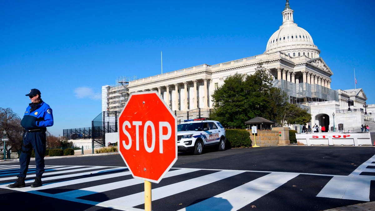 A police officer stands near the US Capitol during a government shutdown in Washington, DC, Dec. 27, 2018.