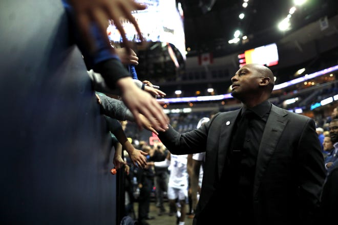 Memphis coach Penny Hardaway signs autographs for fans after a 96-65 win over Florida A&M on Saturday.