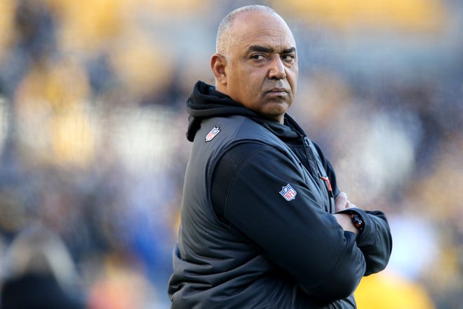 Cincinnati Bengals head coach Marvin Lewis observers the team during warm ups before a Week 17 NFL football game against the Pittsburgh Steelers, Sunday, Dec. 30, 2018, at Heinz Field in Pittsburgh. 