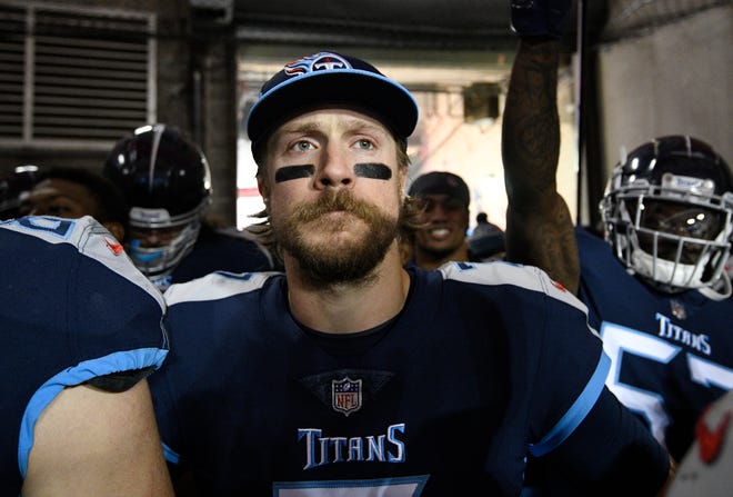 Titans backup quarterback Blaine Gabbert waits to take the field Sunday.