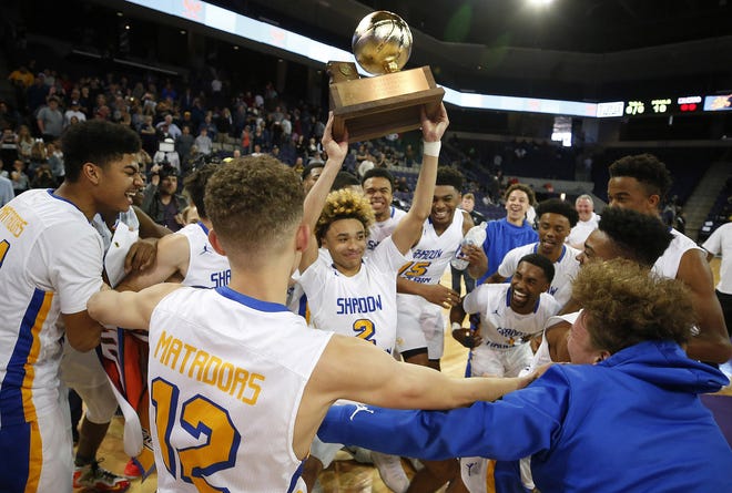 Phoenix Shadow Mountain celebrates its second consecutive 4A boys basketball championship after defeating Tucson Salpointe Catholic.
