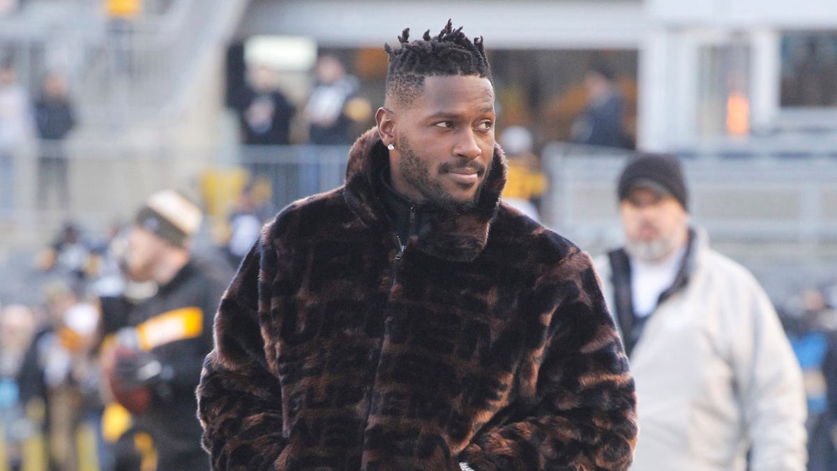 Pittsburgh Steelers wide receiver Antonio Brown (84) looks on during warm-ups before a game against the Cincinnati Bengals at Heinz Field.