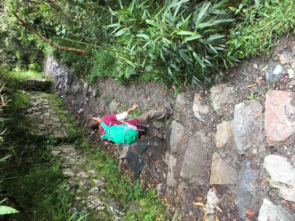 Carla Valpeoz terlihat berjalan di sepanjang situs Macchu Picchu di Pegunungan Andes di Peru pada tahun 2018 dalam sebuah gambar yang diambil oleh sesama pelancong.  Keluarga Valpeoz memperkirakan dia hilang pada atau sekitar 12 Desember 2018.