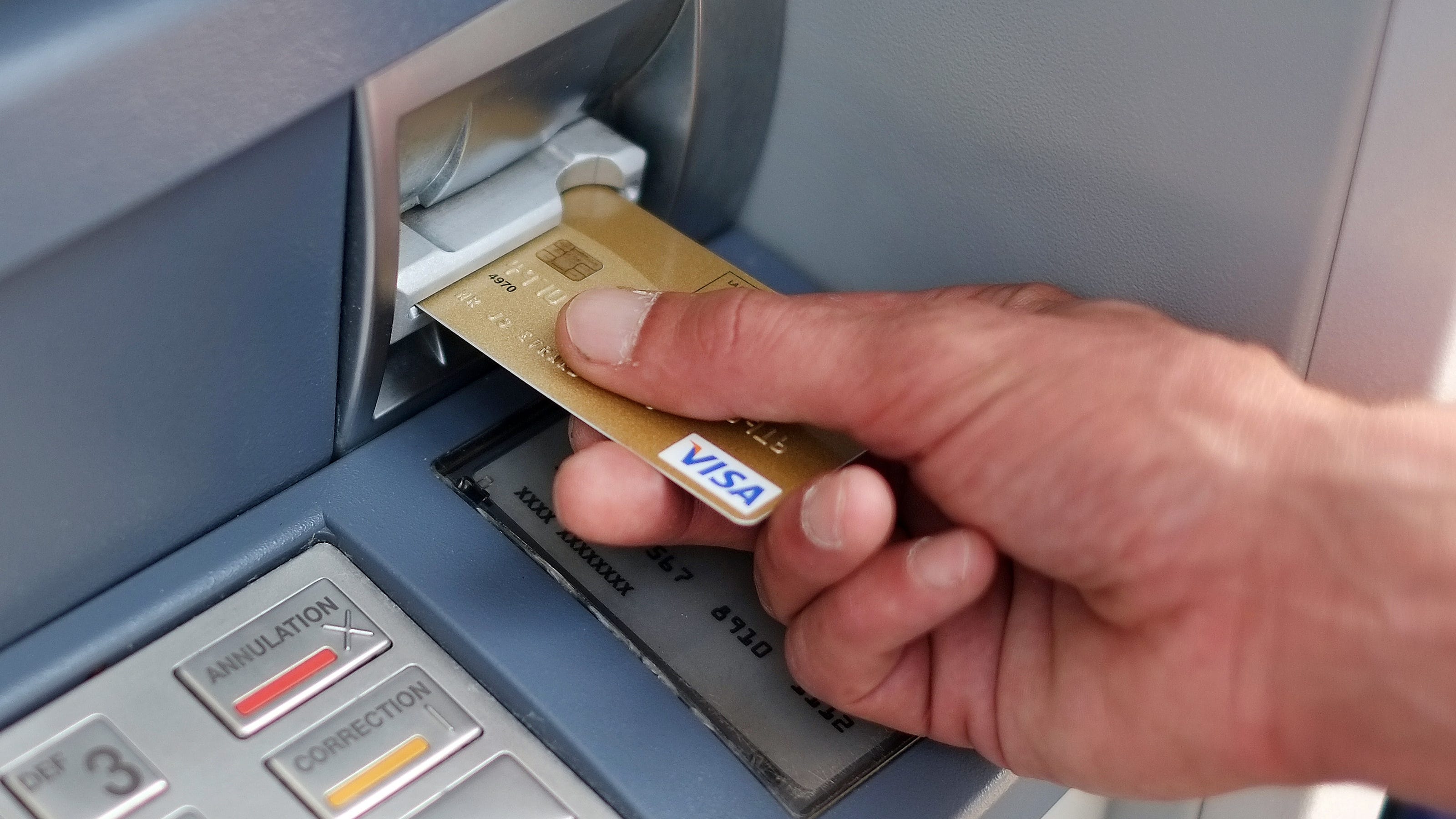 Люди снимают деньги со счетов. Банковская карта Банкомат. Карта в банкомате. Карточка в банкомате. Вставить карту в Банкомат.