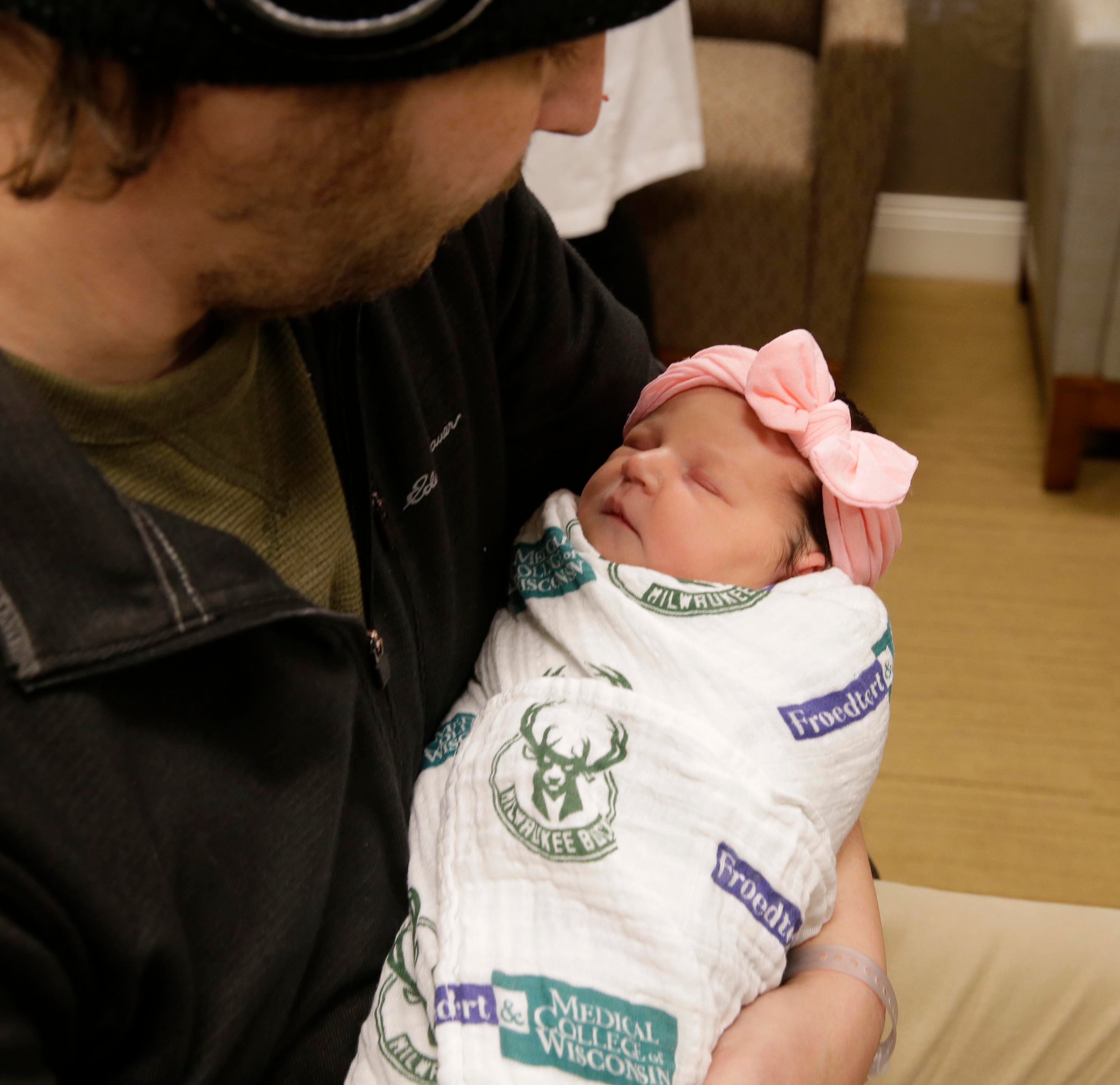 Milwaukee Bucks to donate receiving blankets to newborns in 2019