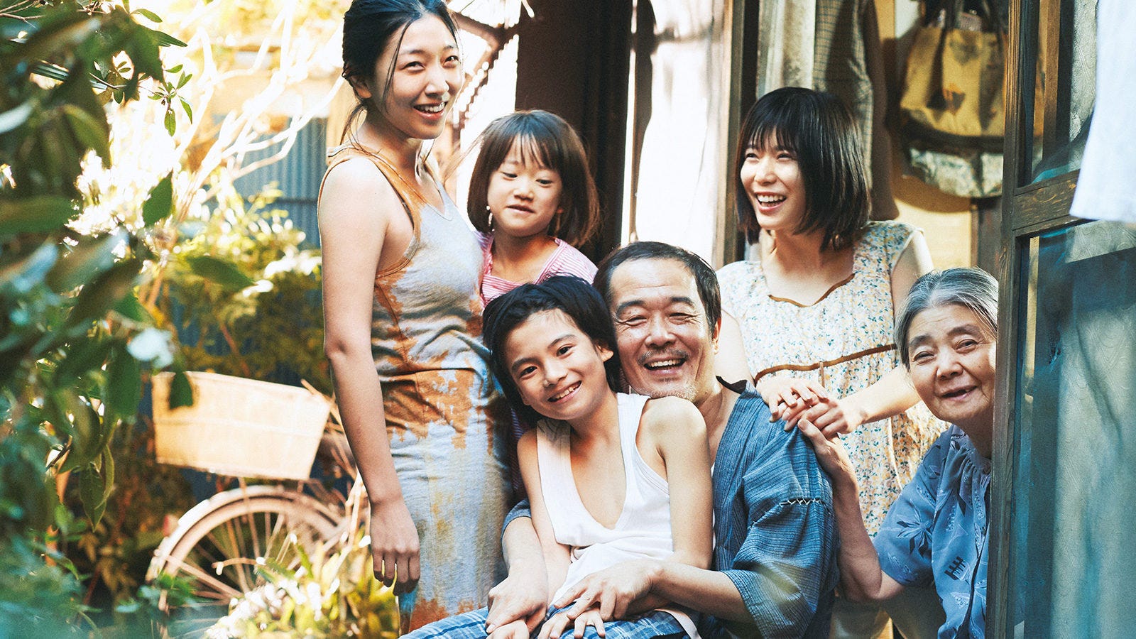 Shoplifters film about group that forms