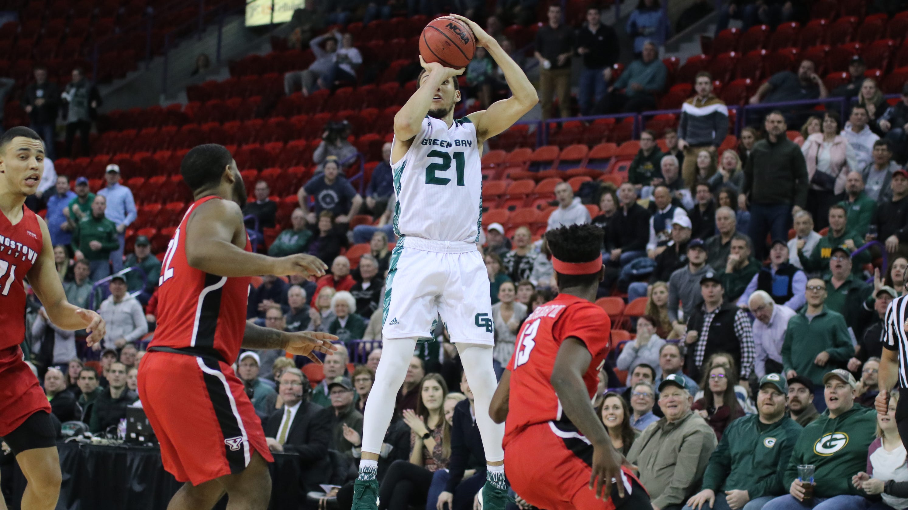 Uwgb Men Phoenix Comes Back To Beat Youngstown State